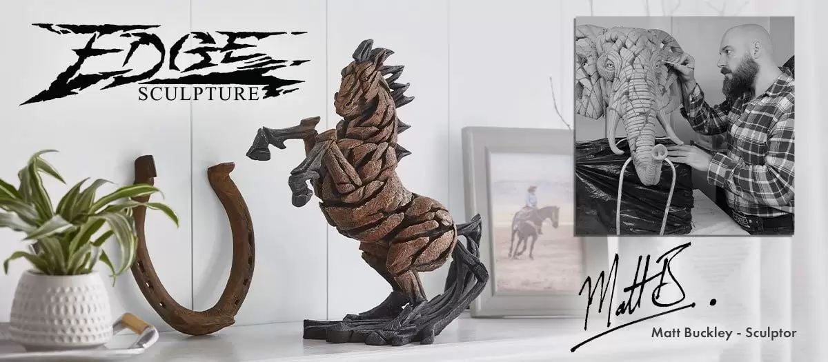 馬のEdge彫刻と、制作中の彫刻家マット・バックリー