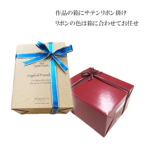 箱にサテンリボンを掛けた簡易ラッピングの例